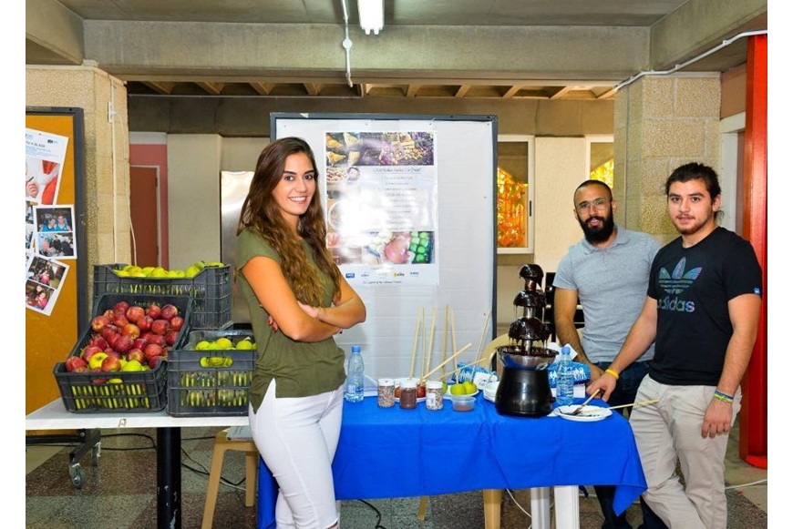 SUPPORTNG LEBANESE APPLE FARMERS 12