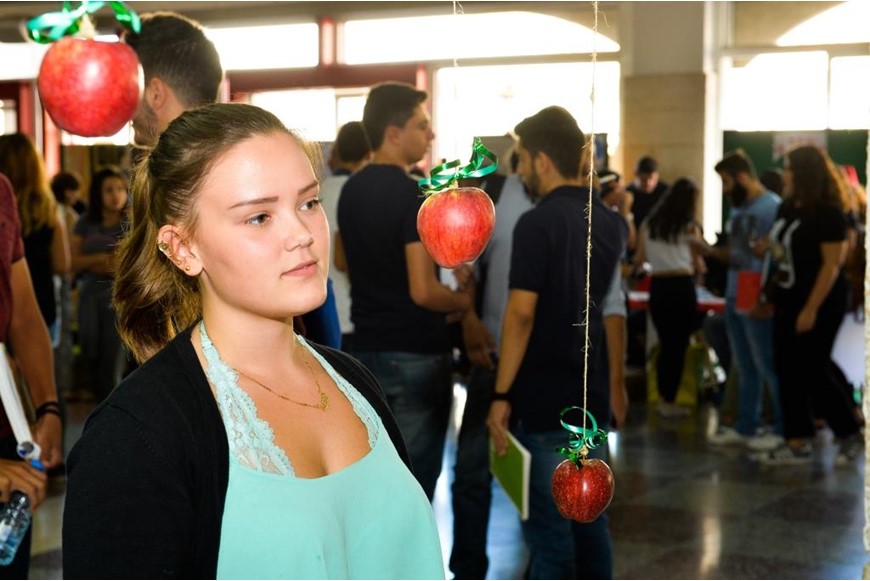 SUPPORTNG LEBANESE APPLE FARMERS 25